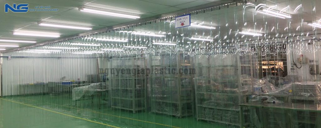 Khu vực xưởng ngăn bằng rèm nhựa PVC trong suốt