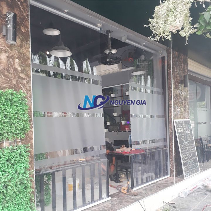 Rèm nhựa PVC lắp mặt tiền quán cà phê