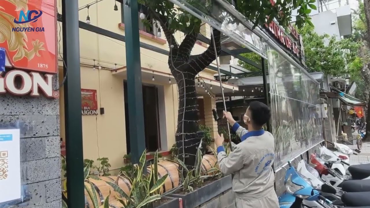 Kỹ thuật Nguyễn Gia lắp rèm cuốn nhựa trong tại mặt tiền nhà