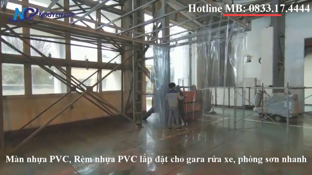 Rèm nhựa PVC dạng dải lắp tại xưởng sản xuất
