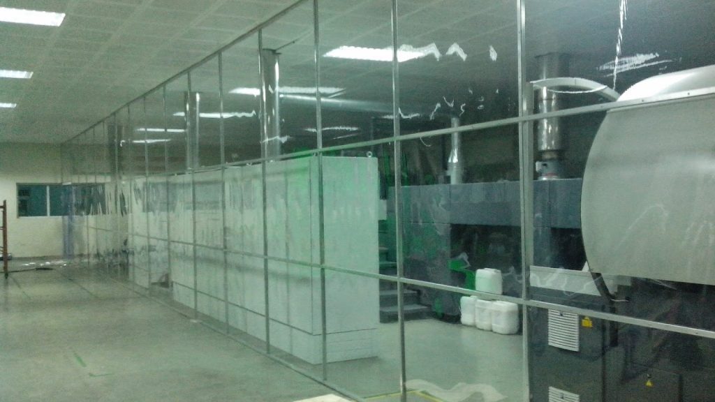Vách và rèm nhựa phân khu trong xưởng sạch