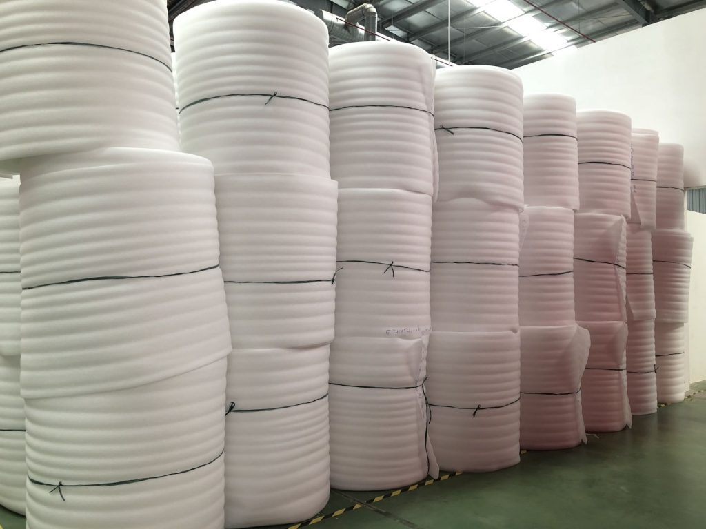 Cuộn xốp hơi trắng xếp chồng trong kho