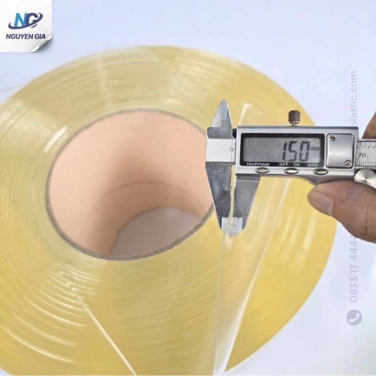 Đo độ dày cuộn rèm nhựa PVC màu vàng bằng thước kẹp