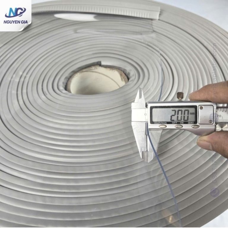 Đo độ dày cuộn rèm nhựa PVC màu xám bằng thước kẹp