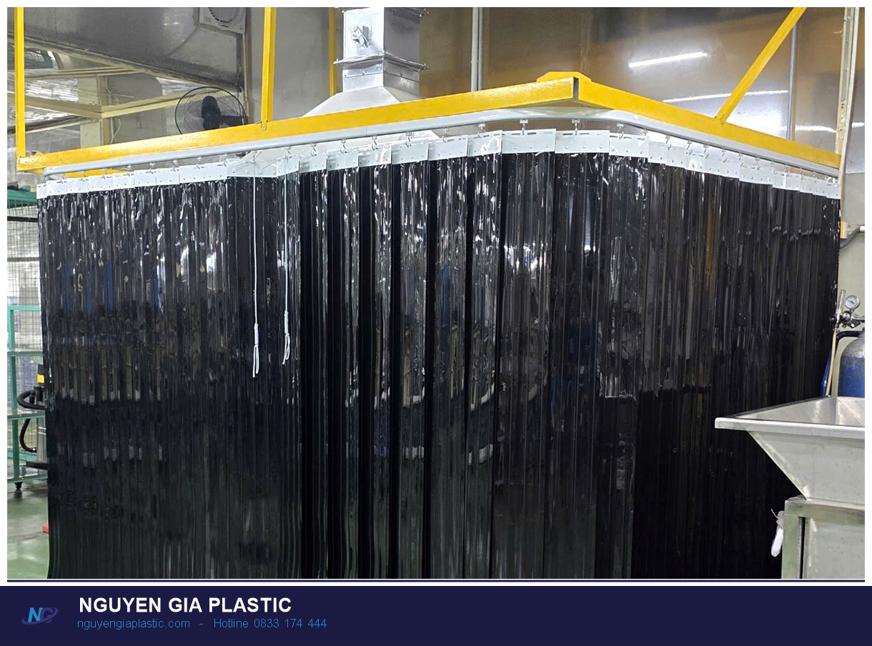 Rèm nhựa PVC quây khu vực sơn trong xưởng công nghiệp