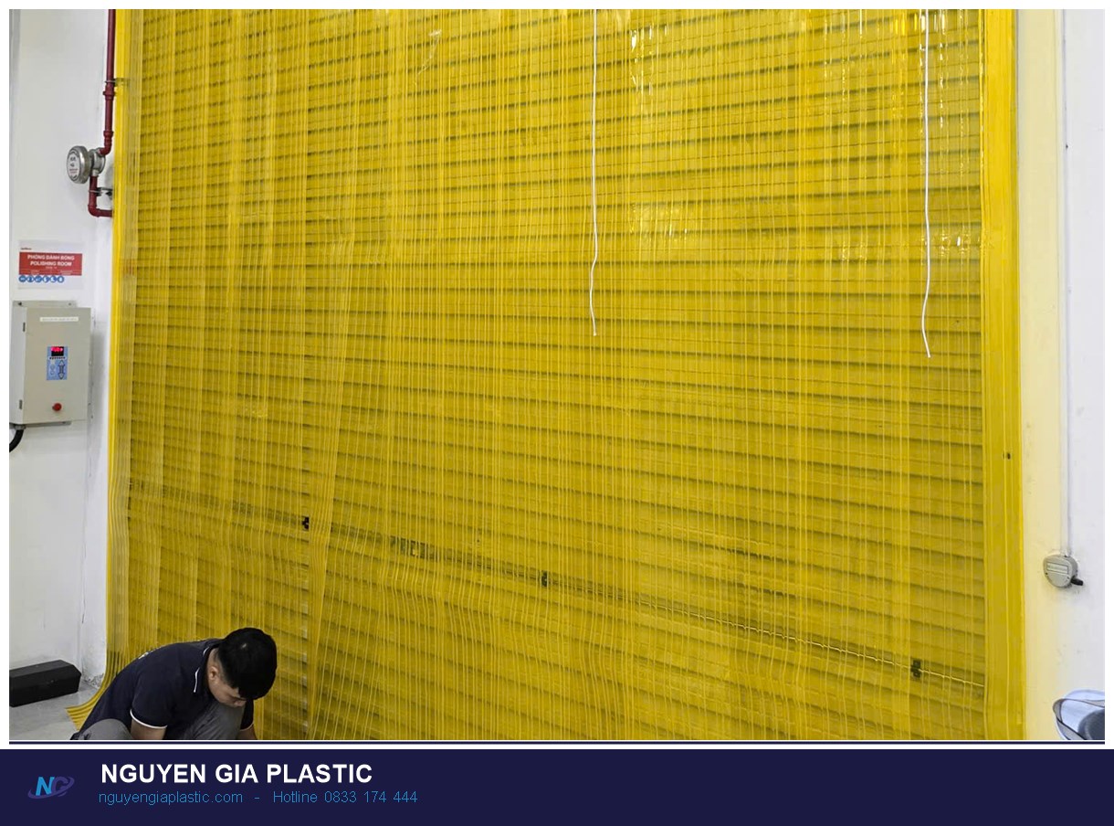 Nhân viên kỹ thuật Nguyễn Gia lắp đặt rèm nhựa PVC