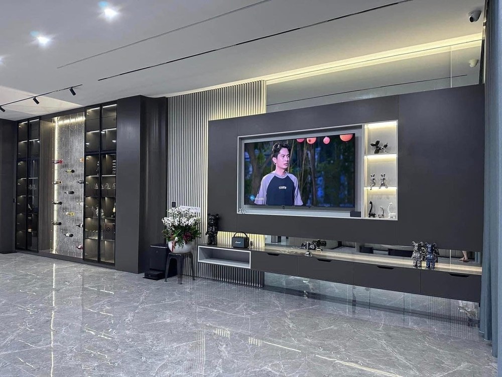 Tấm ốp Nano làm vách trang trí sau TV phòng khách