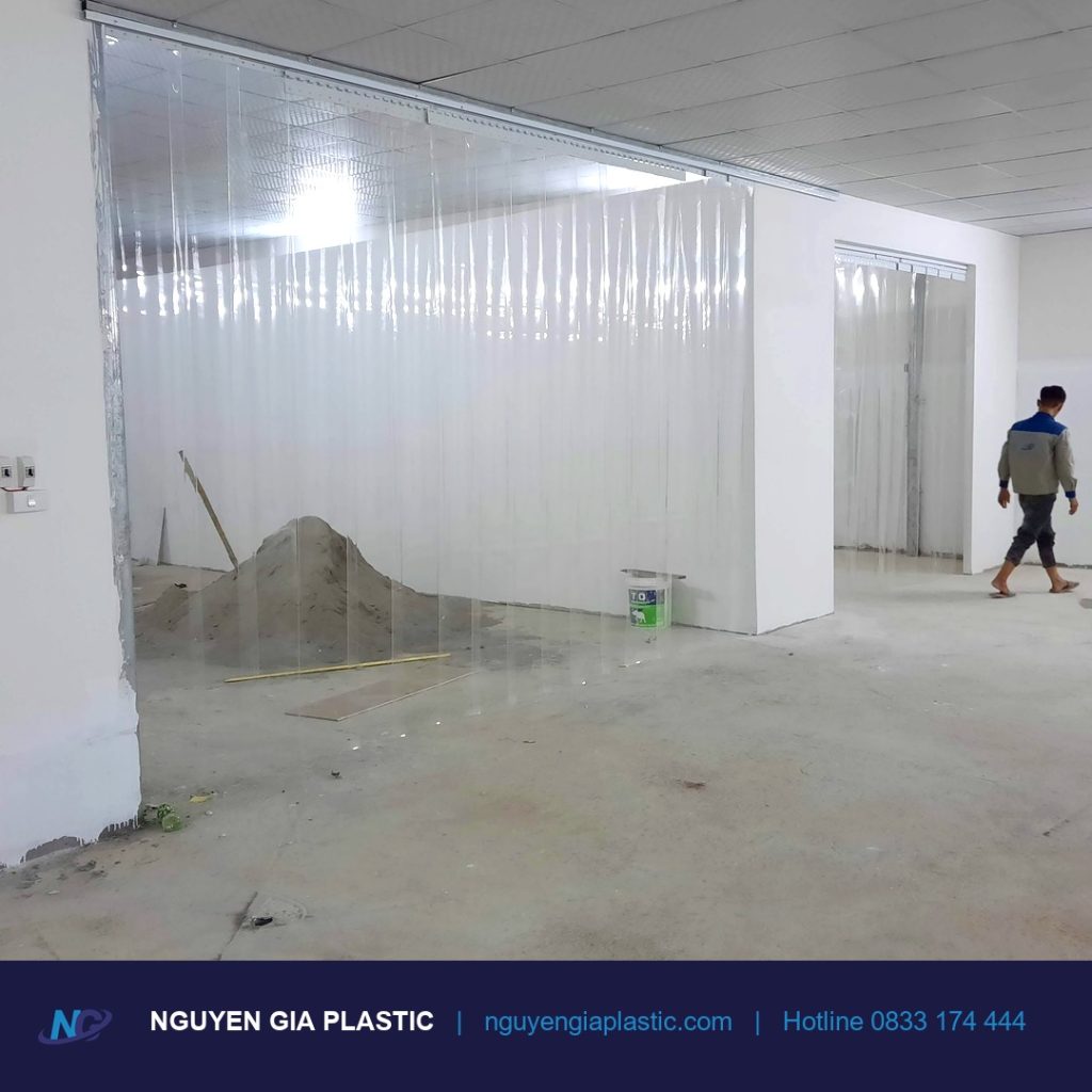 Cận cảnh rèm nhựa PVC ngăn lạnh lắp trên ray, dải nhựa trong suốt
