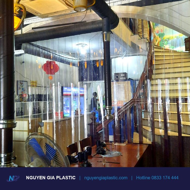 Rèm nhựa PVC ngăn lạnh lắp tại cầu thang thông tầng nhà ở Hà Nội