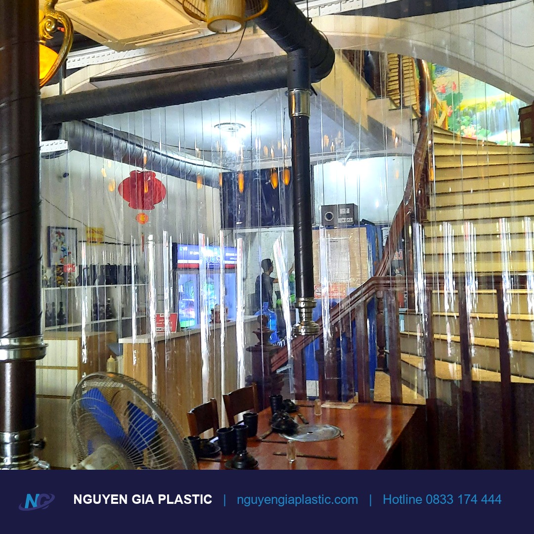 Rèm nhựa PVC ngăn lạnh lắp tại cầu thang thông tầng nhà ở Hà Nội