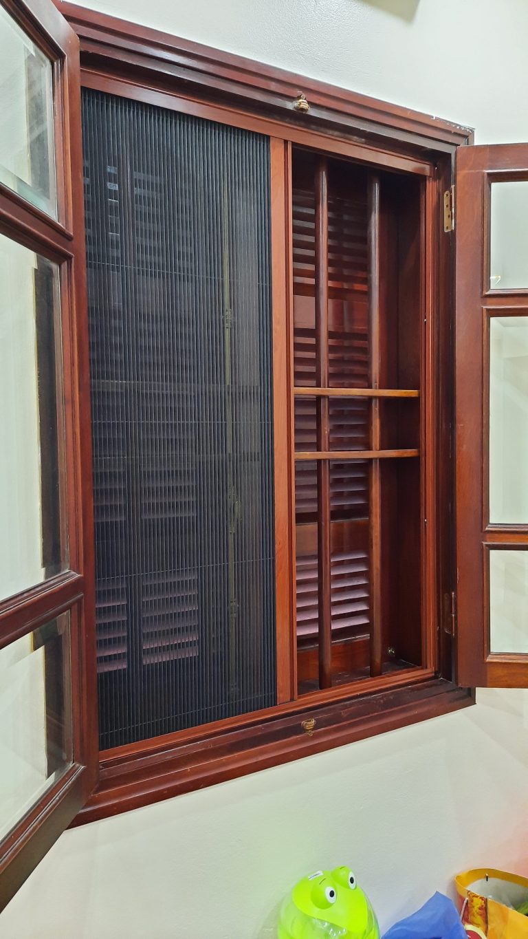Cửa lưới chống muỗi lắp tại cửa sổ khung gỗ