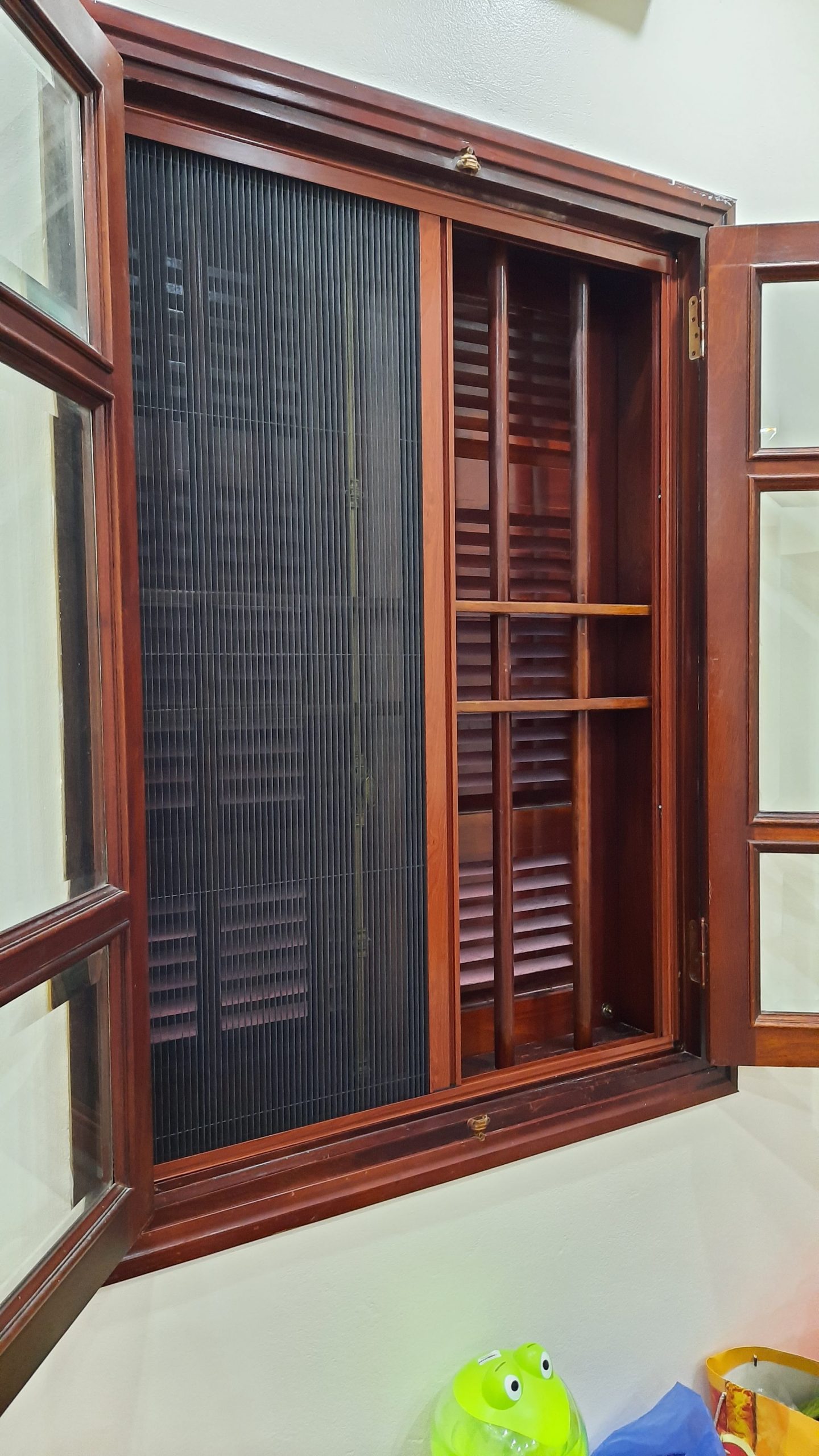 Cửa lưới chống muỗi lắp tại cửa sổ khung gỗ