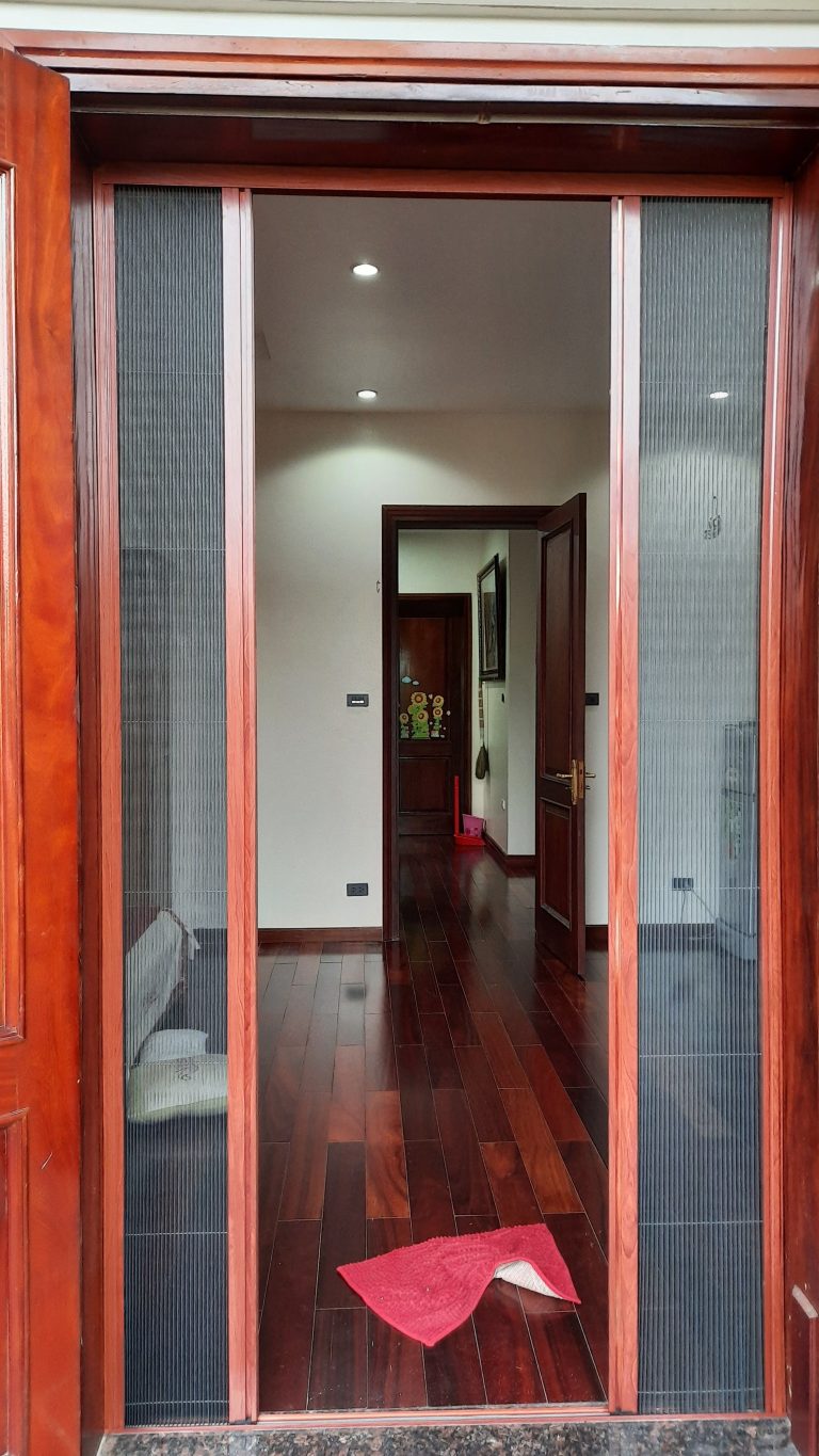 Cửa lưới chống muỗi lắp tại cửa ra vào nhà ở