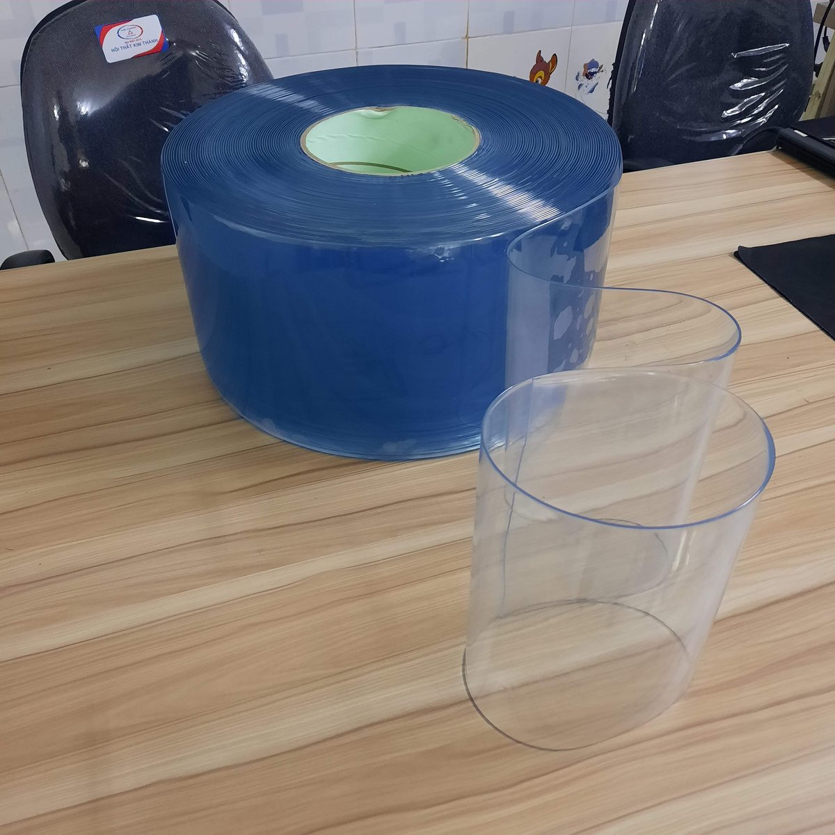 Cận cảnh cuộn nhựa PVC xanh trong