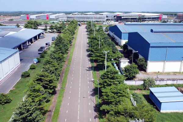 Đường nội bộ khu công nghiệp giữa hai hàng cây xanh