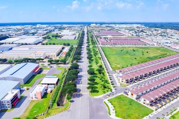 Trục đường chính khu công nghiệp dưới trời xanh