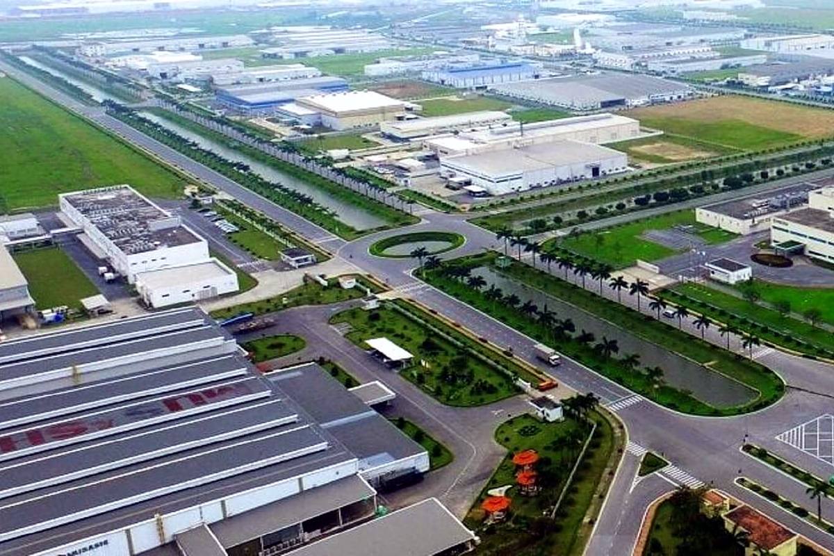 Khu công nghiệp nhà xưởng thấp tầng bao quanh cây xanh