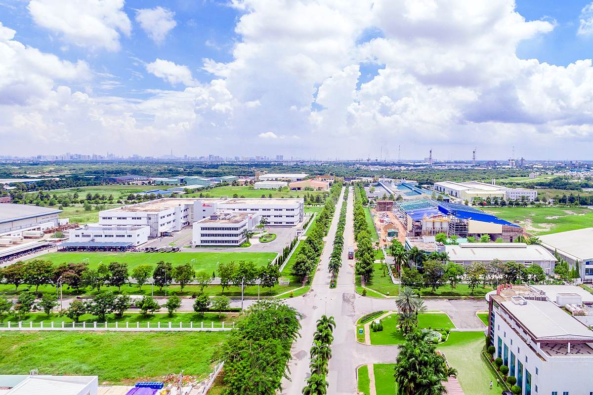 Đường nội bộ khu công nghiệp dưới trời nhiều mây