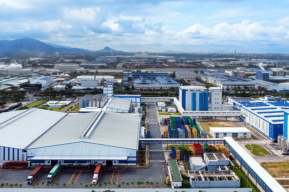 Khu nhà xưởng và kho vận chuyển hàng trong khu công nghiệp