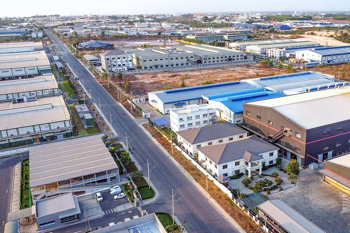 Đường lớn hai bên là nhà xưởng trong khu công nghiệp