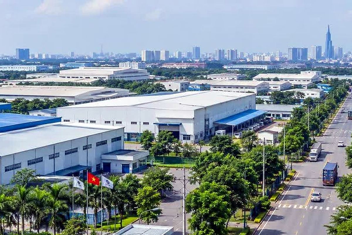 Đường nội bộ khu công nghiệp nhà xưởng và cây xanh nhìn từ trên cao