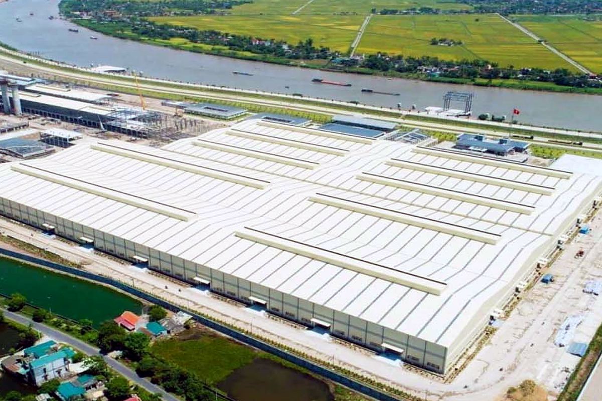 Nhà xưởng mái trắng quy mô lớn bên bờ sông