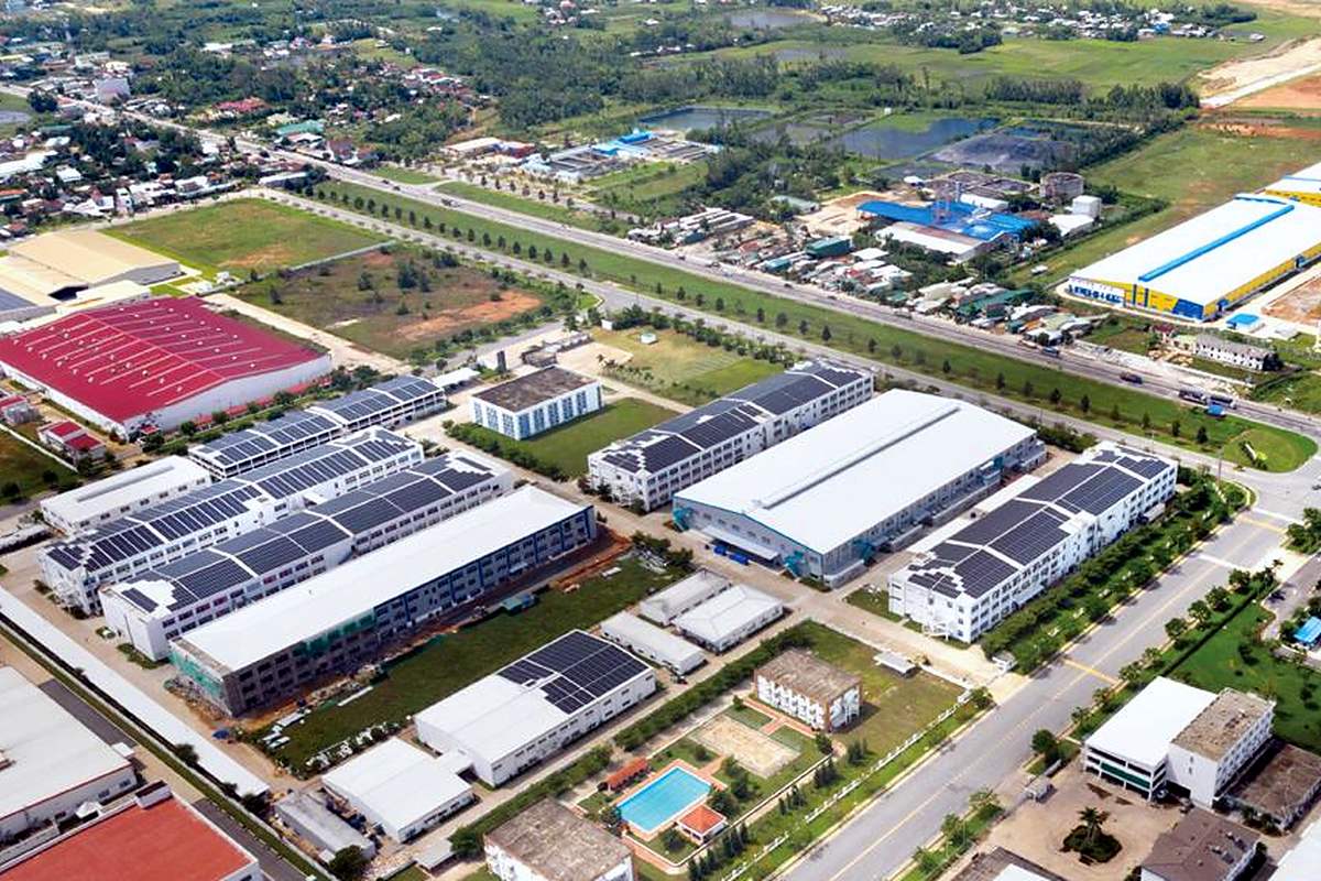 Khu công nghiệp nhà xưởng xen khu dân cư nhìn từ trên cao