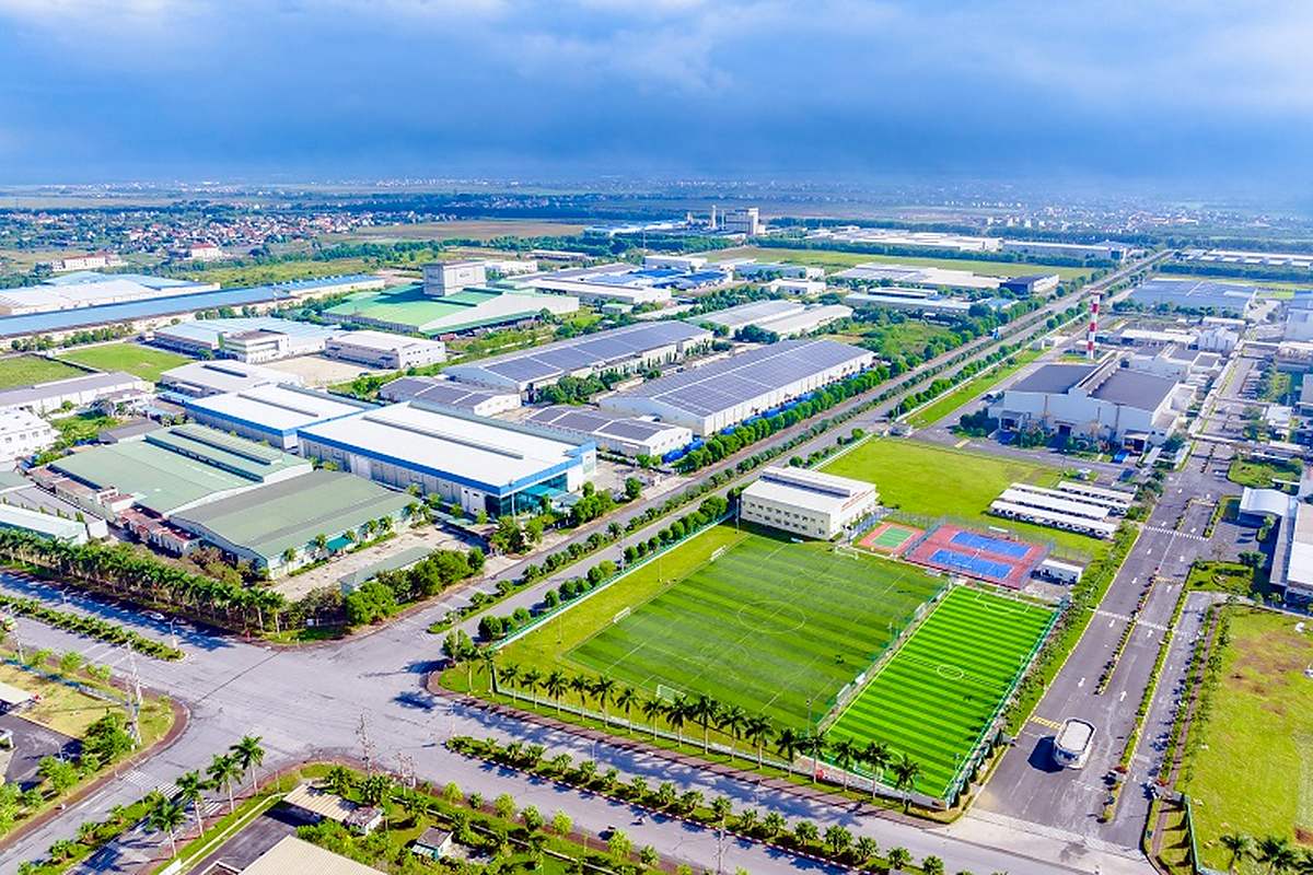 Khu công nghiệp có sân bóng và cây xanh nhìn từ trên cao