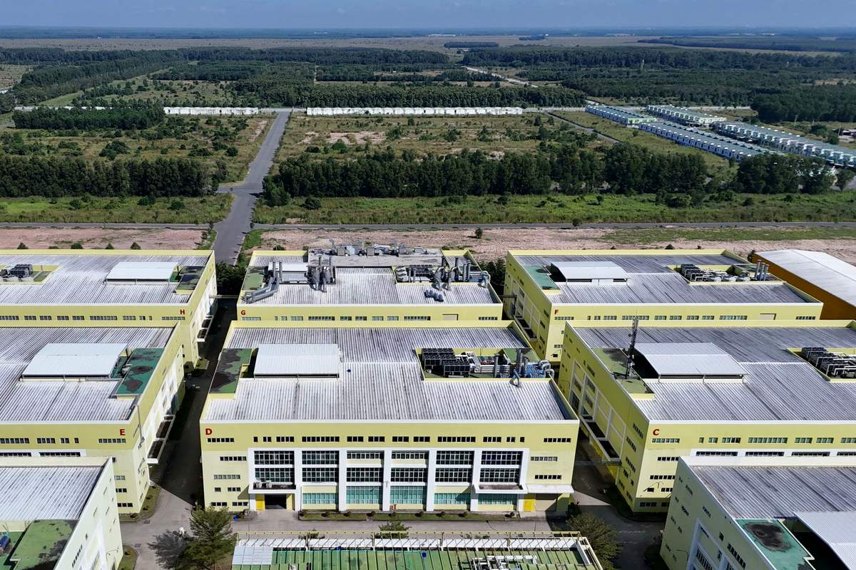 Khu công nghiệp nhà xưởng quy mô lớn nhìn từ trên cao