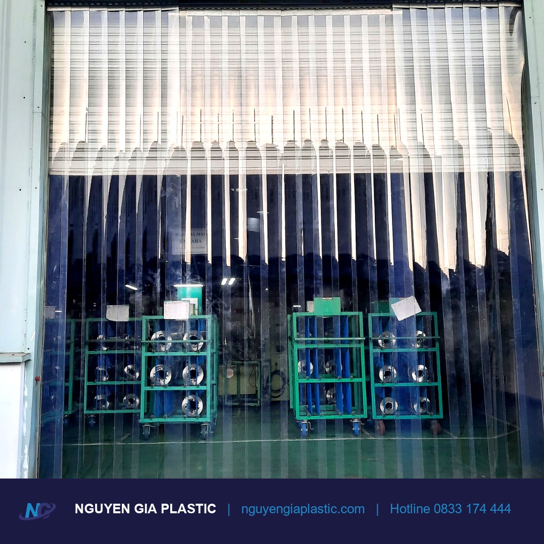 Rèm cuốn nhựa PVC lắp tại xưởng sản xuất