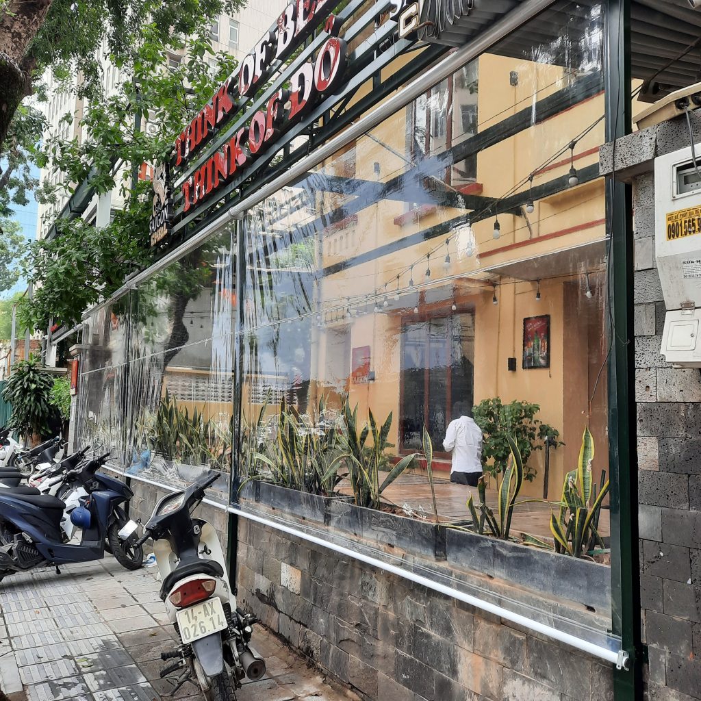 Rèm nhựa PVC trong suốt che mặt tiền ngoài trời