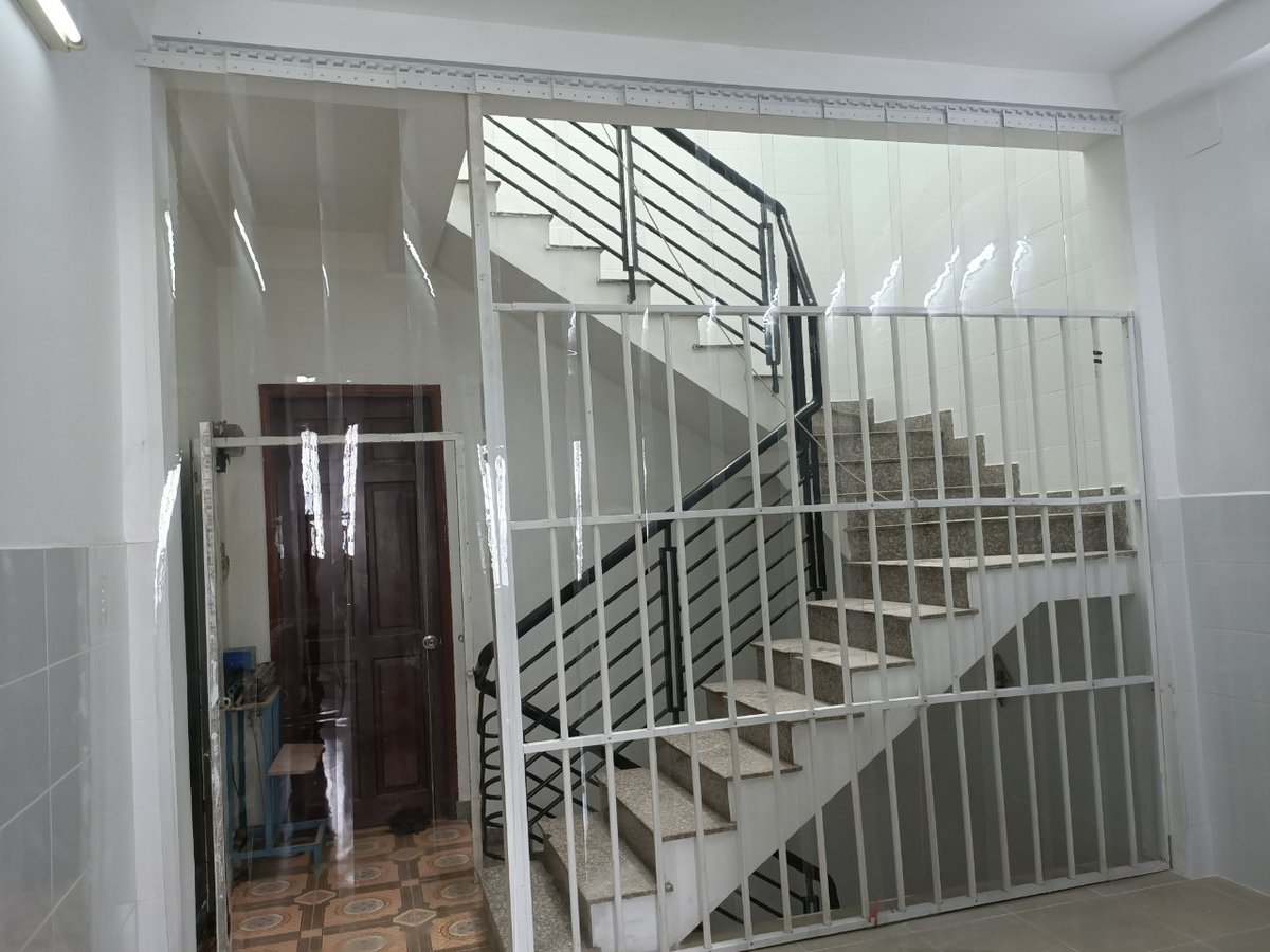 Rèm nhựa PVC trong suốt lắp cửa đi lại ở cầu thang có cổng sắt