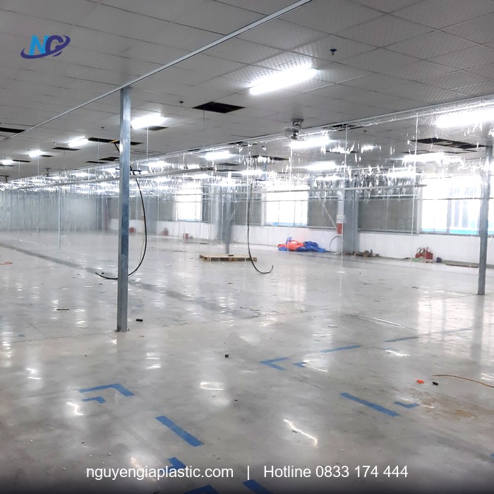Rèm nhựa PVC treo dọc trần nhà xưởng ngăn khu vực