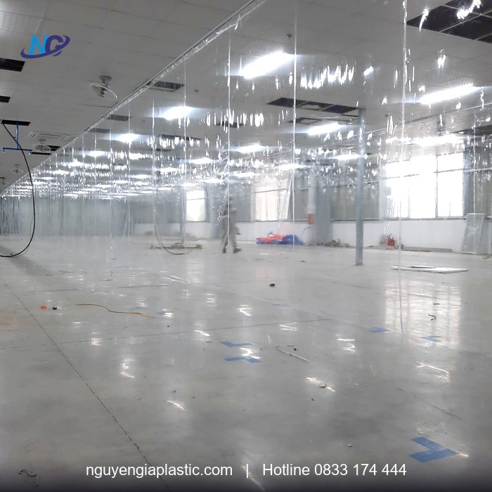 Hàng rèm nhựa PVC dải trong suốt trong xưởng rộng