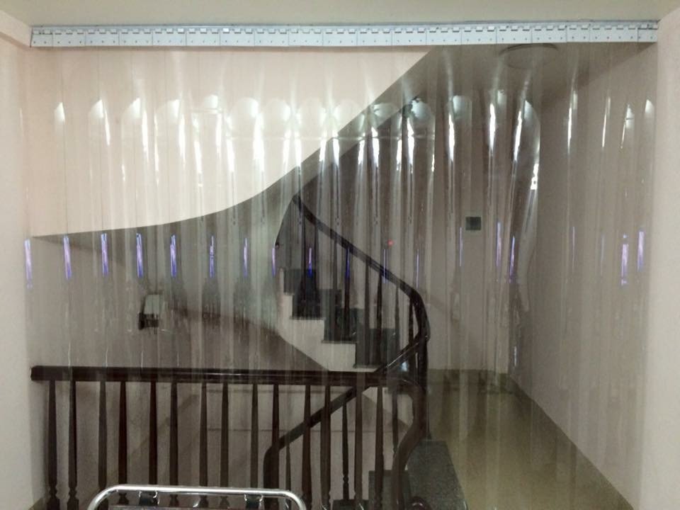Rèm nhựa PVC trong suốt lắp cửa đi lại ở cầu thang