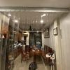 Rèm nhựa PVC trong suốt lắp lối đi giữa phòng khách và bếp