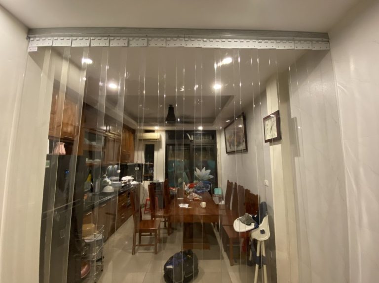 Rèm nhựa PVC trong suốt lắp lối đi giữa phòng khách và bếp