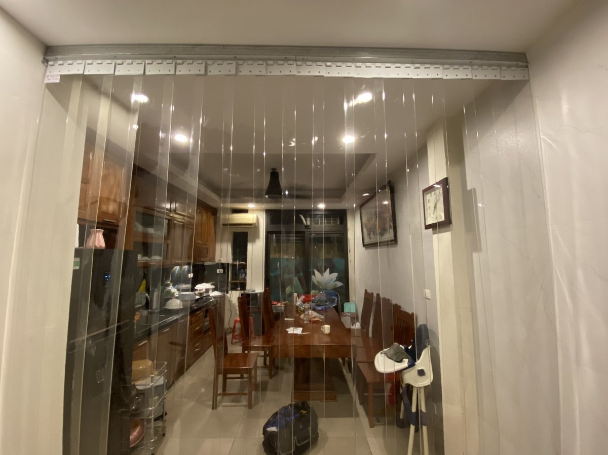Rèm nhựa PVC trong suốt lắp lối đi giữa phòng khách và bếp