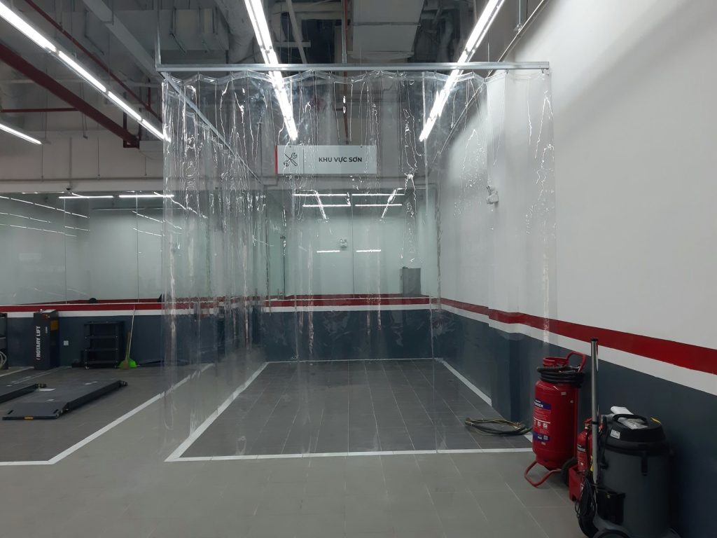 Rèm nhựa PVC quây khu vực sơn xe tại xưởng dịch vụ VinFast Hạ Long do Nguyễn Gia thi công