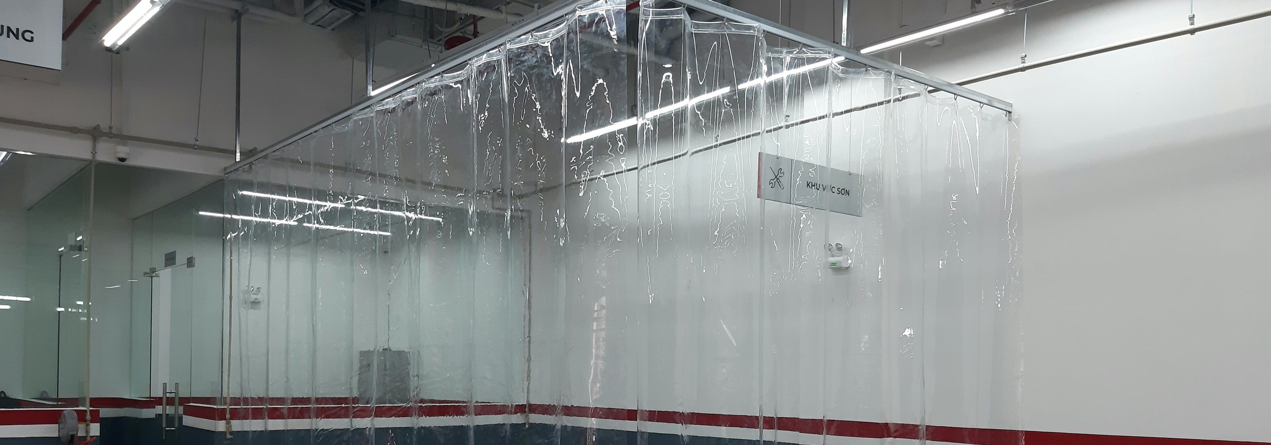 Rèm nhựa PVC quây khu vực sơn xe tại xưởng dịch vụ VinFast Hạ Long do Nguyễn Gia thi công