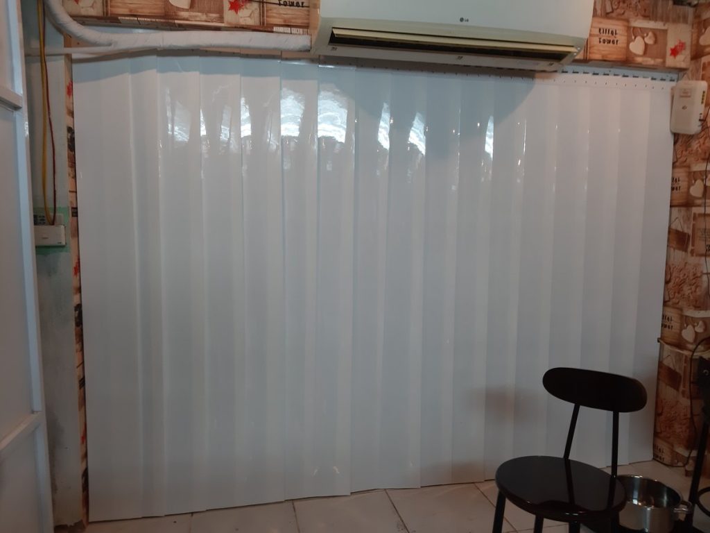 Rèm nhựa PVC trắng sữa ngăn lạnh điều hòa tại cửa phòng