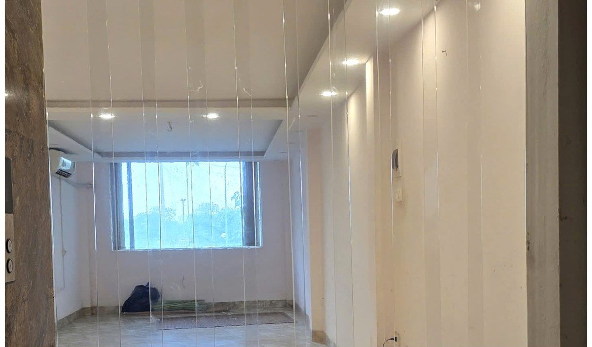 Rèm nhựa PVC ngăn lạnh ở hành lang văn phòng