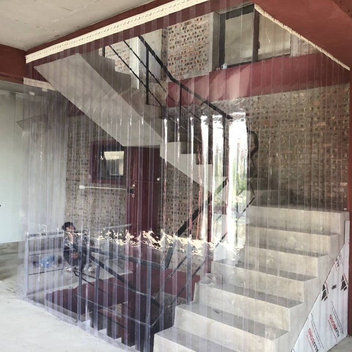 Rèm nhựa PVC trong suốt lắp cố định tại cầu thang