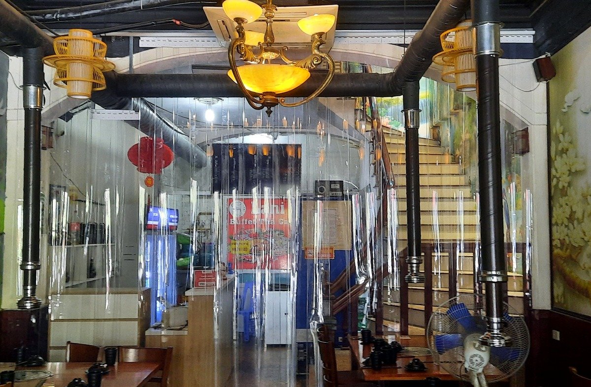 Rèm nhựa PVC trong suốt ở khu cầu thang nhà hàng