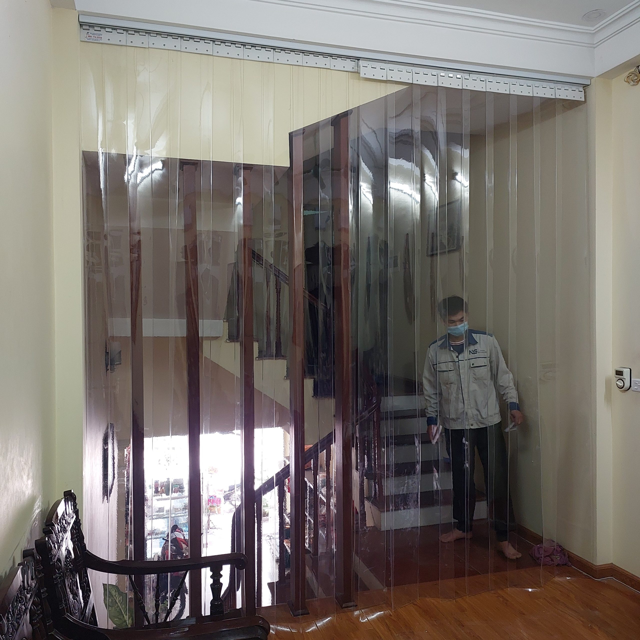 Rèm nhựa PVC trượt lùa lắp tại cầu thang nhà ở