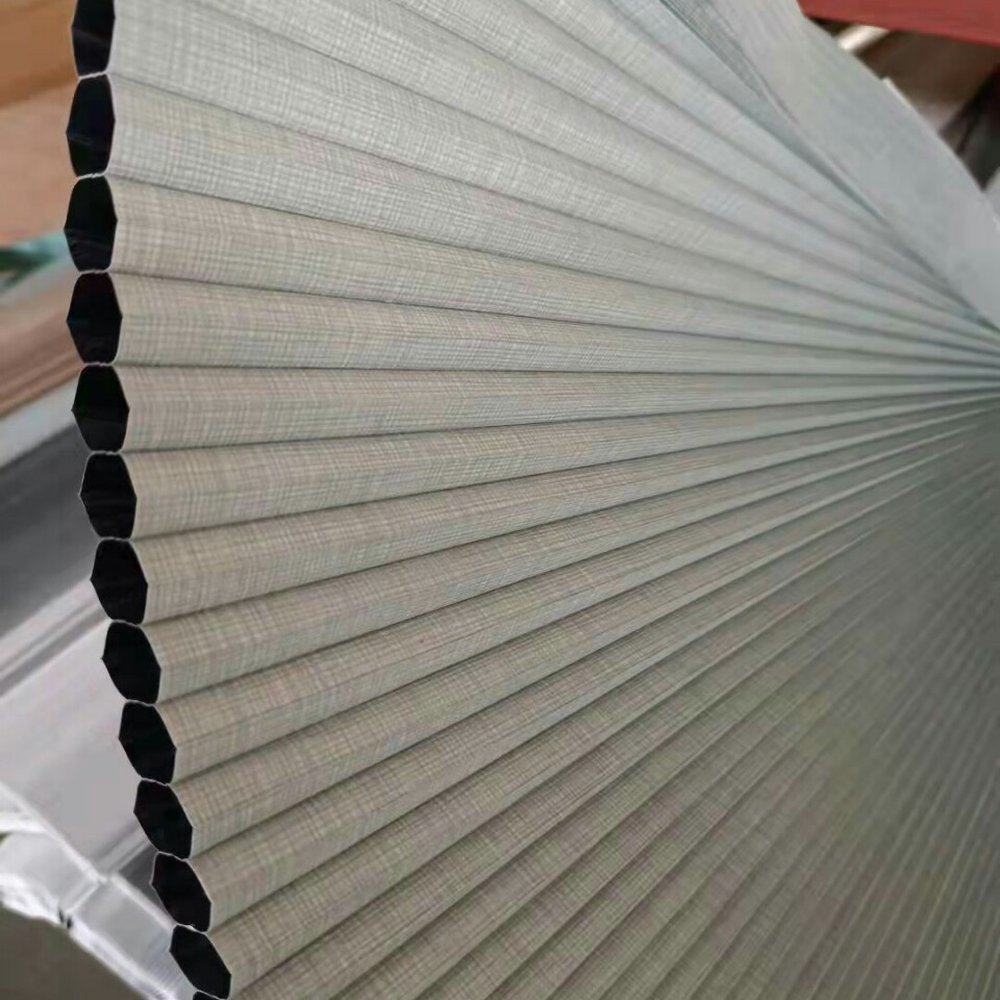 Cận cảnh cấu tạo ô lục giác vải rèm tổ ong cản sáng