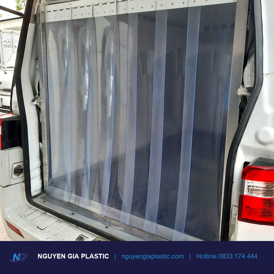 Cận cảnh độ dày và độ trong suốt của tấm nhựa PVC