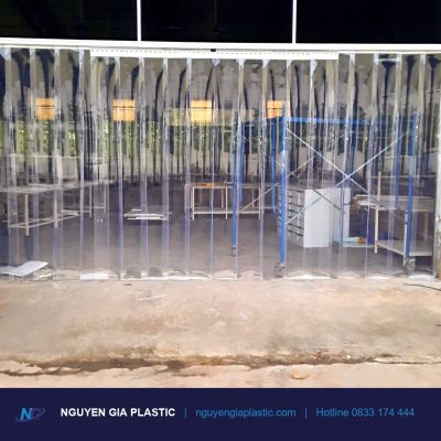 Tấm nhựa PVC trong suốt dạng dải treo tại nhà xưởng