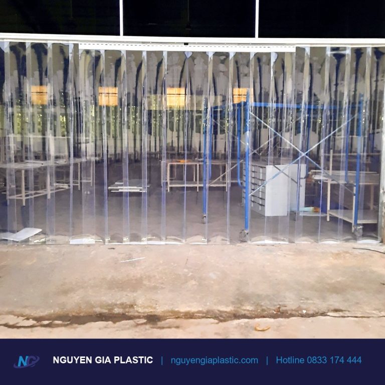 Tấm nhựa PVC trong suốt dạng dải treo tại nhà xưởng