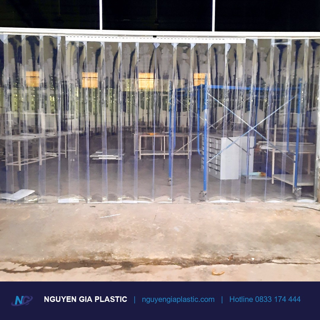 Tấm nhựa PVC trong suốt dạng dải treo tại nhà xưởng